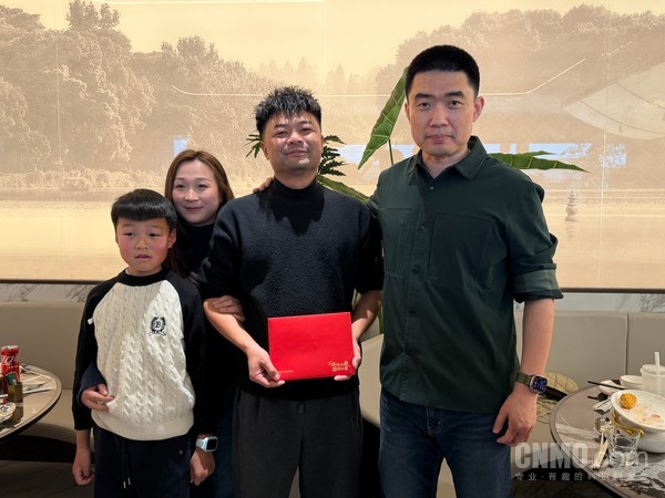 李想（右一）