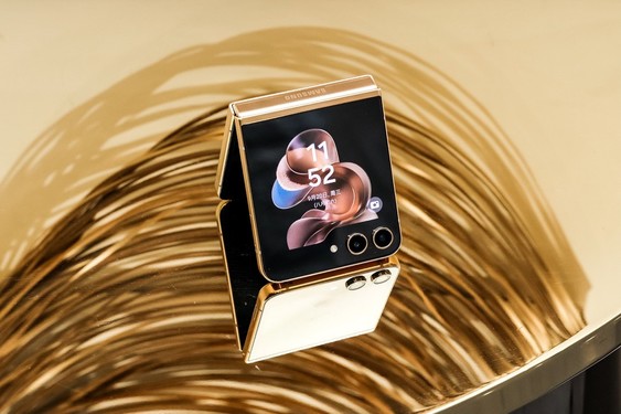 心系天下三星W24 Flip：傳承匠心品質(zhì)開(kāi)啟璀璨新篇